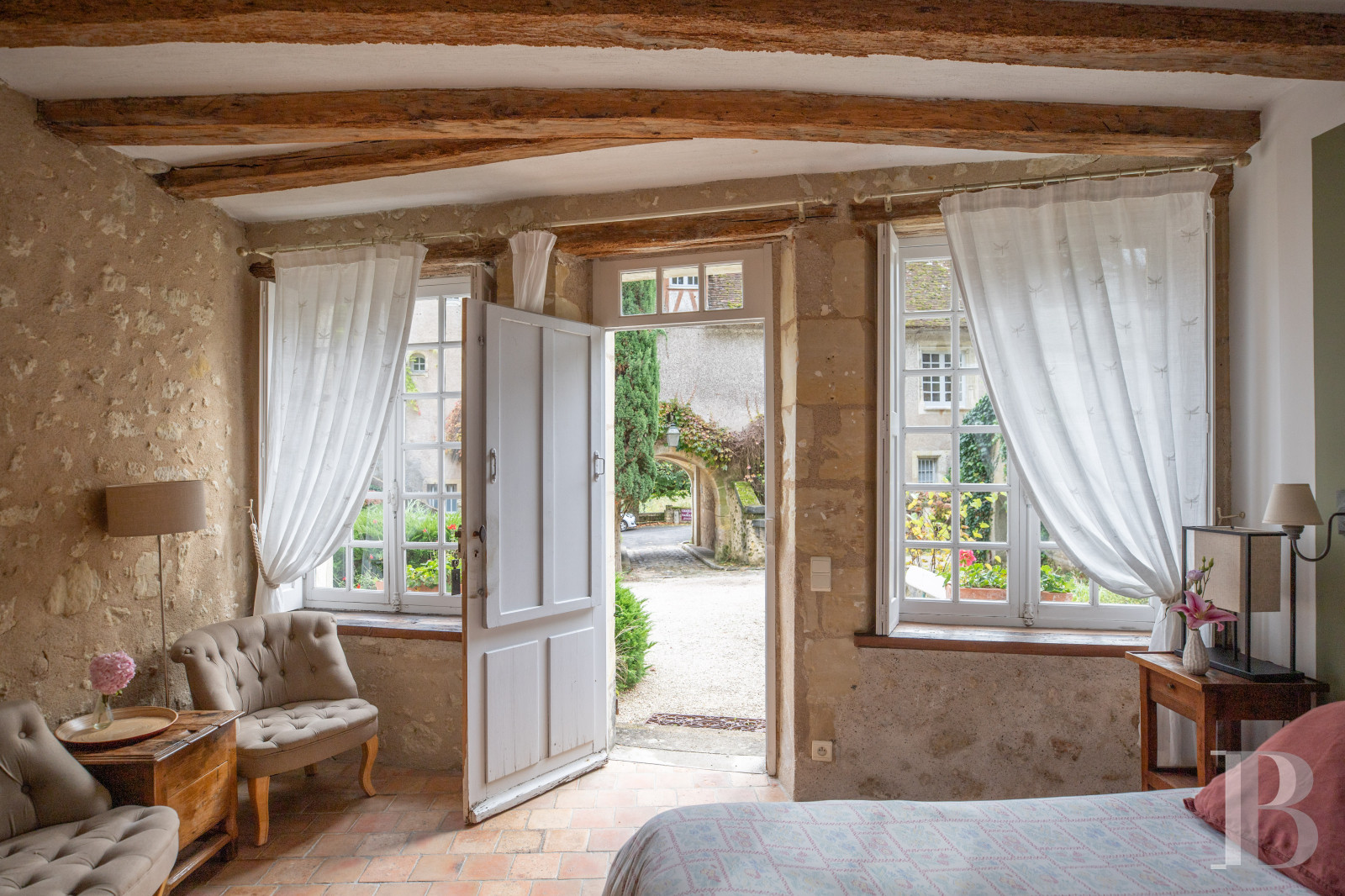 En Indre-et-Loire, sur les hauteurs d’un village, près d’Amboise, un château et son hameau en bordure de forêt - photo  n°23